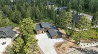 Magnificent 5 bedroom with Theater Room, AC, Hot Tub and Paved Roads - Boutique