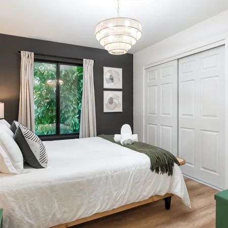 6Beds 3Bath - Pool, Hot Tub, Pets Welcome, Fire Pit- 1mi to Downtown
