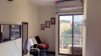 Street 8a ghouri town phase 5 main road Hotel Sartaj - Parkplatz