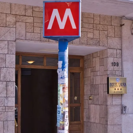 Hotel Laura Отели рядом с достопримечательностью «Мавзолей Святой Констанции»