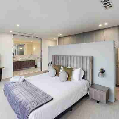 Luxury Penthouse with Astonishing Bay and City Views Rooms