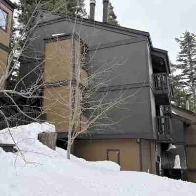 Updated Treetop Retreat Near Eagle & the Village with View,  End Unit and Garage Hotel Exterior