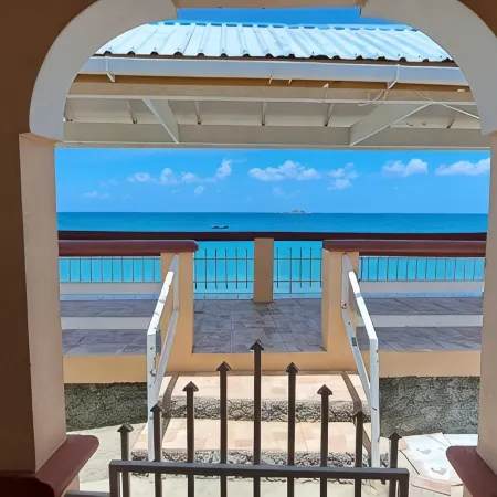 PalmVille - Charming 2-bedroom house with AC, WiFi