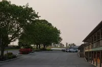 Harvest Drive Family Inn - Renovated Rooms - parking