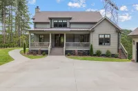 Charming Lakefront 4 Bedroom with bunk room on Lake Keowee with dock, sleeps 12 - 4-Star