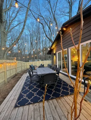 Pet friendly, 3 bed/2ba home minutes from downtown/Ivy House/beach/bike trail. - Wifi