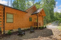Creek & Cozy-Charming 2BR Creekside Cabin in Ellijay- AC, Fire Pit, Nature - シャレー