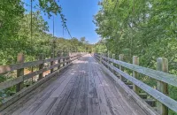 Cozy cabin 1 bedroom, WiFi, AC above Sylamore Creek in welcoming Mountain View