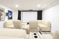Luxury New Haven Retreat • Private Pool, Gym, Cinema • Near Yale & Beaches - 3-نجوم