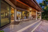 A private oasis to relax and play in the comfort of a gated 2-acre estate. - con encanto