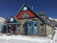 Cozy Mountain View home just blocks from center of town.
