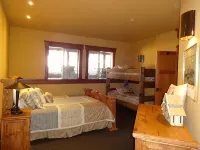 Tahoe Ski Lodge  WiFi, hot-tub sleeps 12