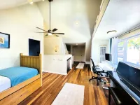 Family-friendly summer vacation home with big hot tub 2 blocks from beach. - مطابخ