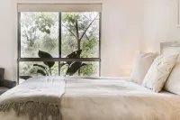 Kookaburra - Private One Bedroom Cottage with Lake View