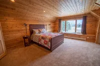 Spacious, Secluded Retreat with Rustic Charm - 3 stjerner