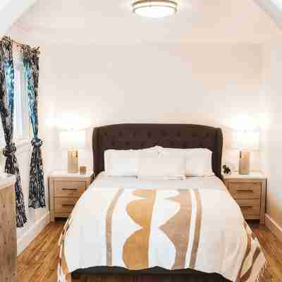Little Yellow House - Downtown Charming 2 BDRM Rooms
