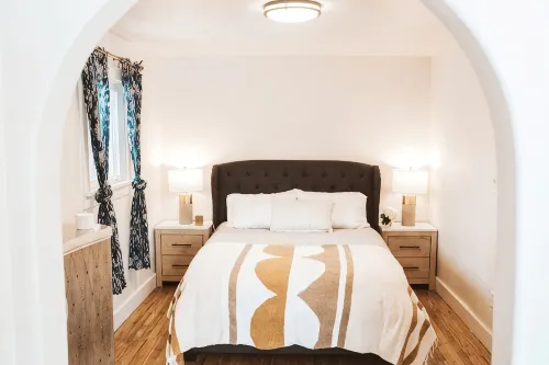 Historic 8th Ave Home - 5 Bdrm Downtown Bozeman - 방갈로