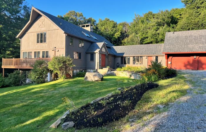 Spacious + Private Ski Lodge on 20+ Acres - 10 min to Stratton, 5 min to Bromley