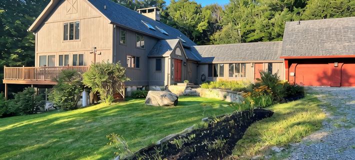Spacious + Private Ski Lodge on 20+ Acres - 10 min to Stratton, 5 min to Bromley Hotels in Winhall