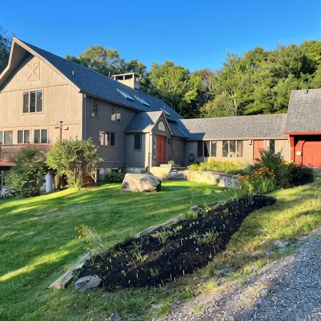 Spacious + Private Ski Lodge on 20+ Acres - 10 min to Stratton, 5 min to Bromley