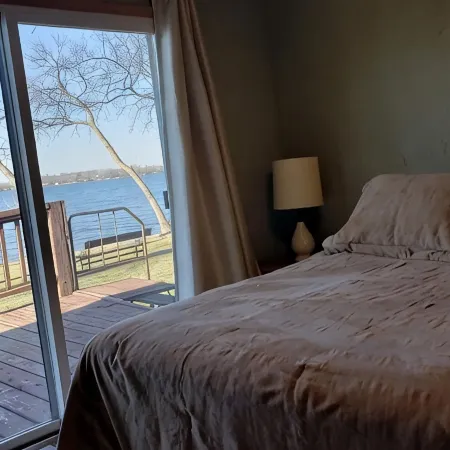 2 BR. cabin w/ 150' lakeshore on Big Stone Lake.  Property has gorgeous views!