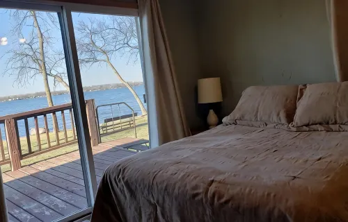 2 BR. cabin w/ 150' lakeshore on Big Stone Lake.  Property has gorgeous views!