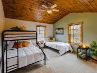 Adirondacks Getaway - Hiking Trails - Sauna - 5-Min from Lake - Pet-Friendly フルトンのホテル