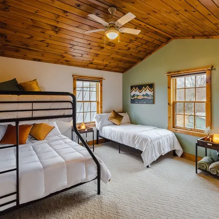 Adirondacks Getaway - Hiking Trails - Sauna - 5-Min from Lake - Pet-Friendly Hotels in Fulton County