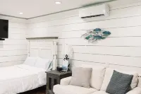 Studio style Cabana on the river - Wifi