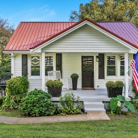 Newly Renovated Charming Little Leiper's Cottage