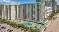 Luxury Beachfront Condo • 2 Parking • Fast WiFi • Walk to Dining & Shops - Jacuzzi