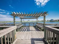 Bayside condo with access to all Pointe West amentities and beautiful beaches!