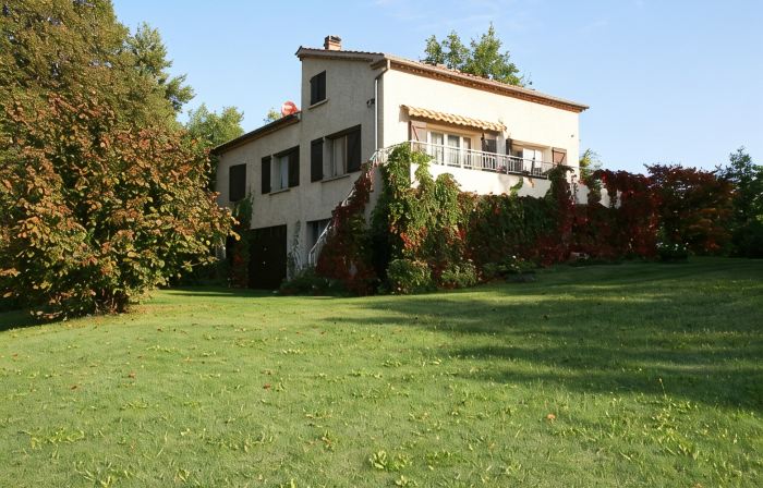 In all seasons, house in lush greenery + private pool and forest