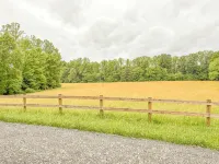Charming Cabin. Located between New River Gorge and Summersville Lake