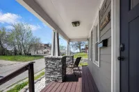 Modern Home in Historic Strawberry Hill w/ a view of Downtown KC - Pet Friendly - Homestays