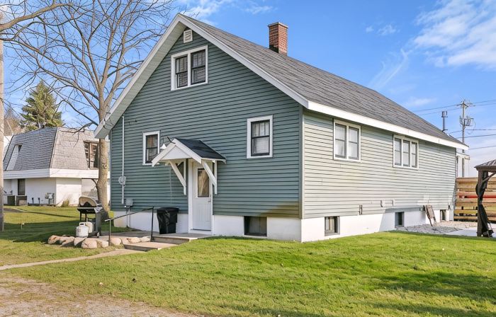Kaiser House Sleeps 8, Traverse City 3 minutes away!  Pet friendly