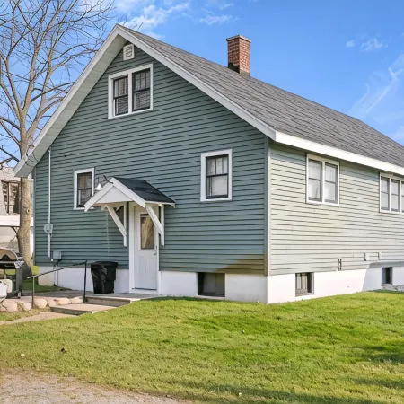 Kaiser House Sleeps 8, Traverse City 3 minutes away!  Pet friendly