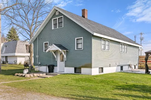 Kaiser House Sleeps 8, Traverse City 3 minutes away!  Pet friendly - Homestays