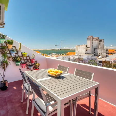Dreamers duplex with seaview