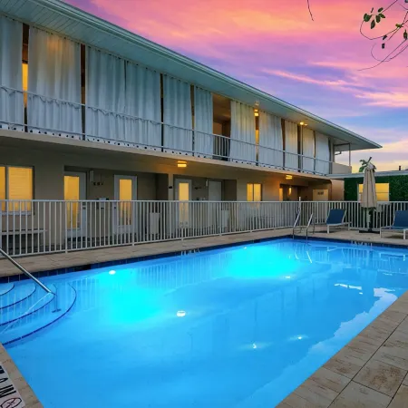 Minimalist Haven Naples • Walk to Beach & 5th Ave