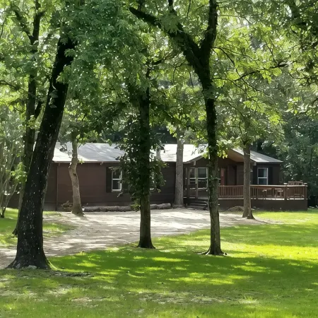 Creekside Country Retreat,  Spacious country living on 1 acre in the country.
