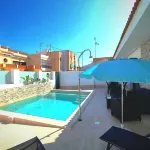 Independent villa with private pool, 5 min from the beach!