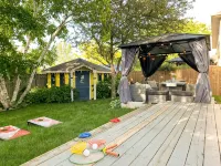6BR • Sleeps 12 • Stocked Kitchen • 10-Min Stroll to Lake Huron