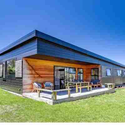 Large & cosy mid century modern Mountain luxury Hotel Exterior