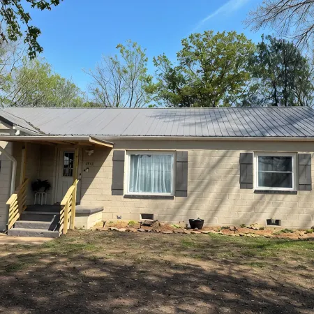 Cedar Bunkhouse close to all Ponca City amenities!