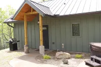 Cozy Cabin; no hurricane damage; we would love your support! - Feriehus