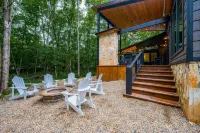 WILL HIKE FOR TACOS luxury spacious cabin, cozy, quiet, amazing deck. sleeps 8 - Chalets