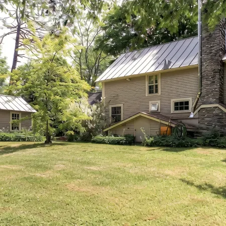 Country Home next to Blow-Me-Down Covered Bridge in the Old Cornish Art Colony!