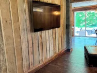 Charming 2-bedroom cabin in enchanting Wadesville with Heat, AC, WiFi, Hot Tub Hotéis em Posey County