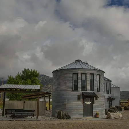 Unique stay in a modern grain bin home 2 miles from the famous hot pools!